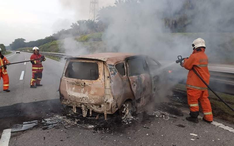 5 Sekeluarga Nyaris Maut Kereta Terbabas Sebelum Terbakar SAHIH