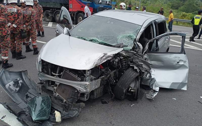 Surirumah Maut Dua Cedera Kereta Bertembung Treler Sahih