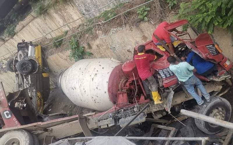 3 Individu Nyaris Maut, Lori Terbabas Masuk Longkang - SAHIH