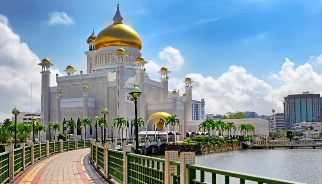 The Sultan Omar Ali Saifuddin Mosque in Bandar Seri Begawan - Brunei