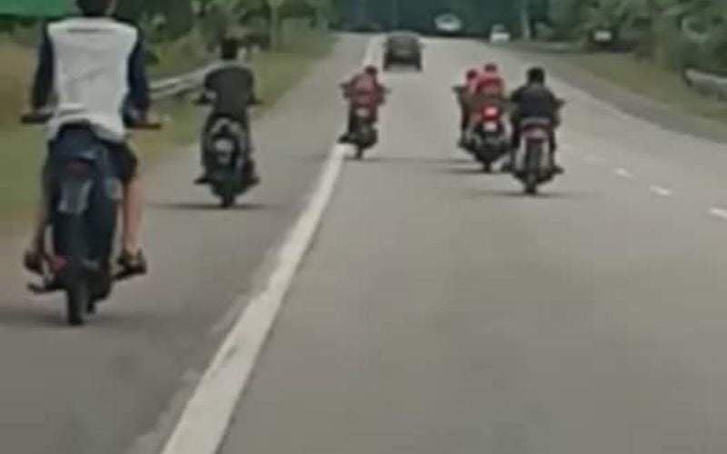 Kemalangan Mat Rempit Seorang Parah Seorang Lagi Meninggal Dunia Youtube